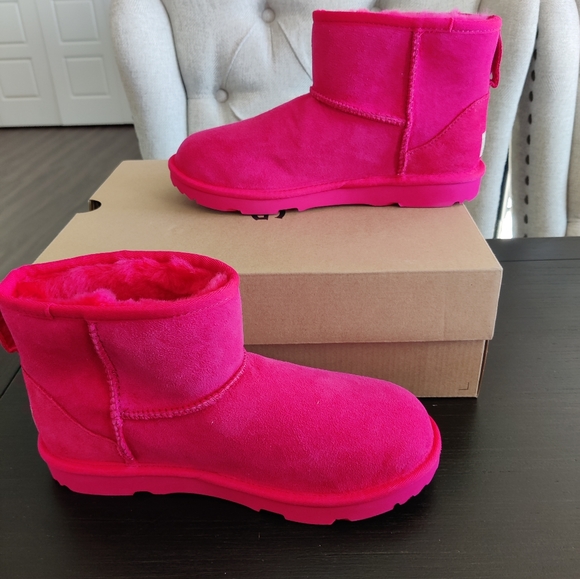 Ugg Kids Classic Mini II Booties Size 6 NIB - Picture 2 of 6